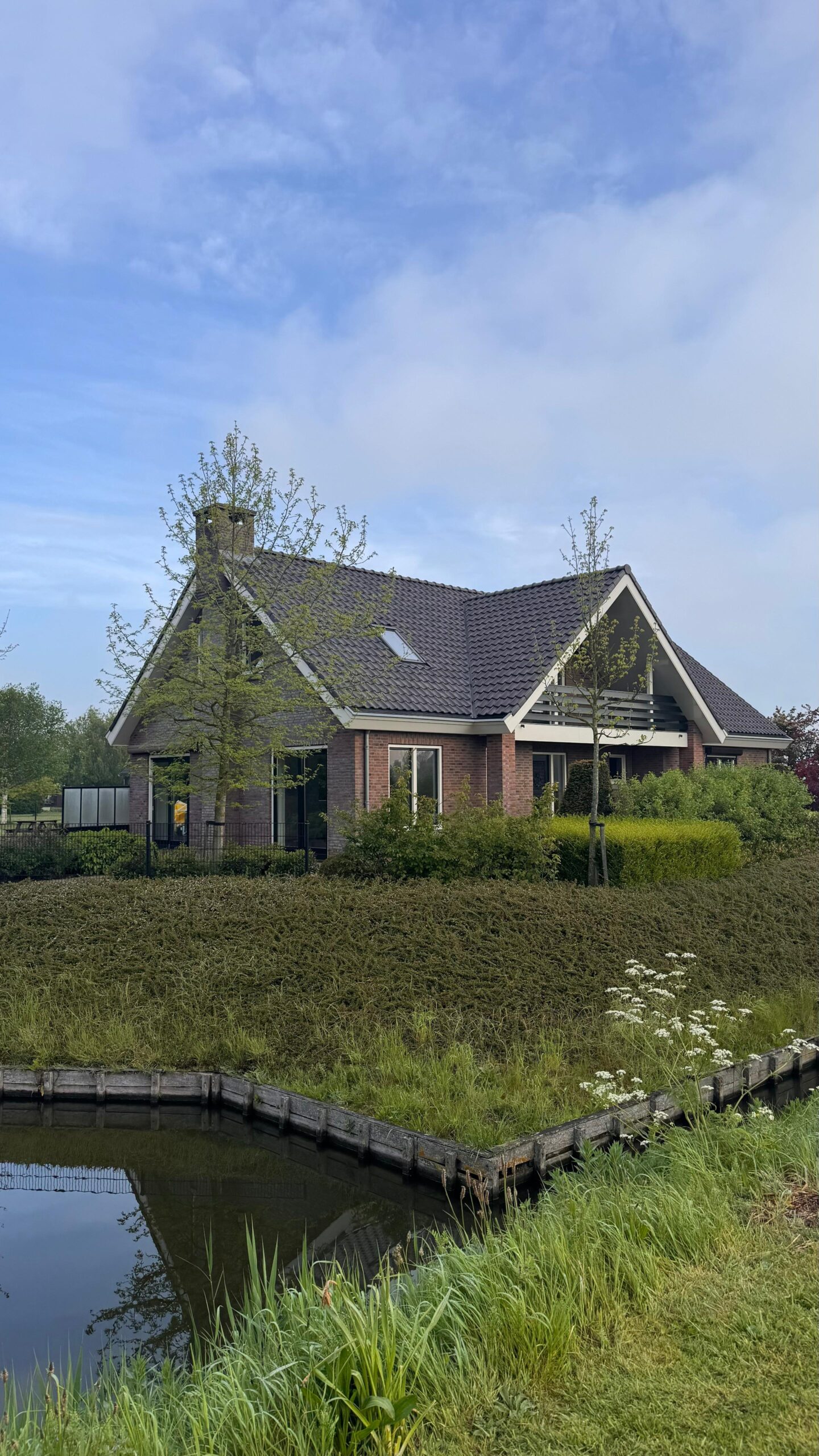 Gecoat pannendak in strakke egale kleur na behandeling door Daklatencoaten.nl